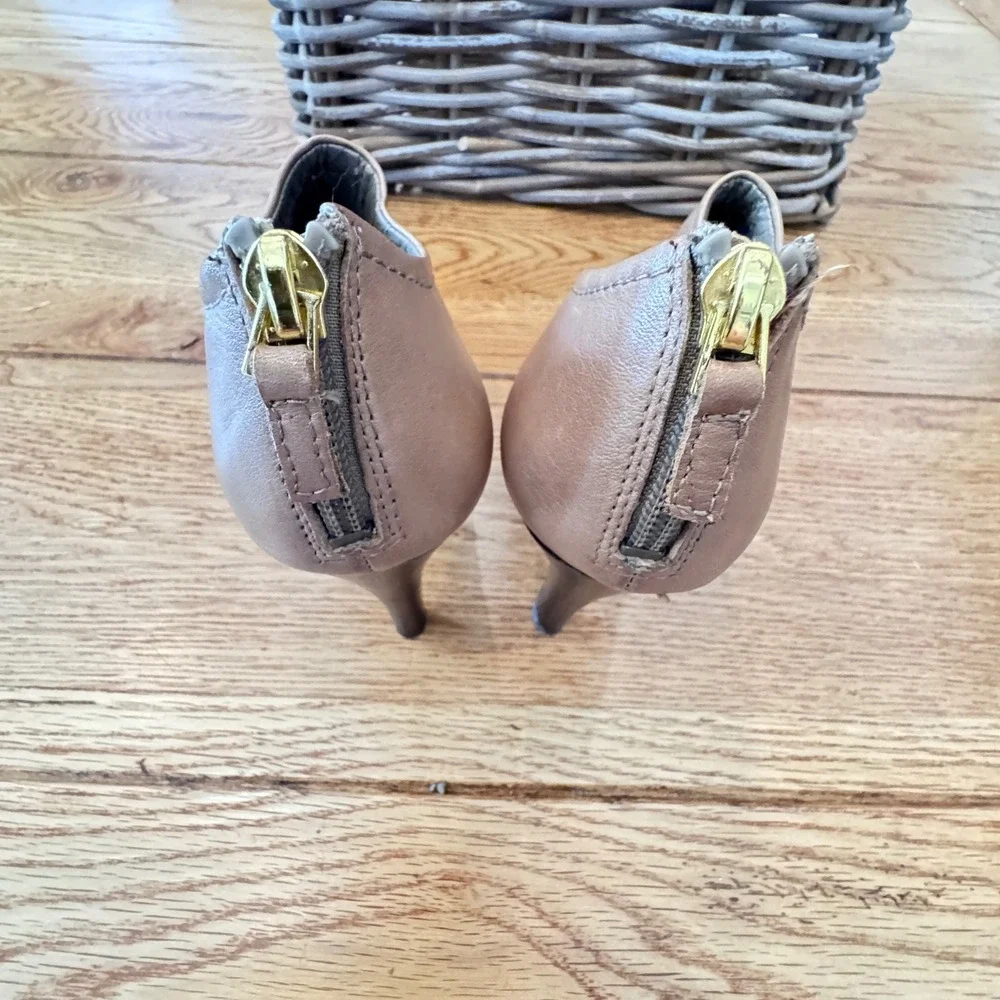 Franco Sarto The Artists Collection Taupe Leather Ankle Booties Size 7 Heel Zip